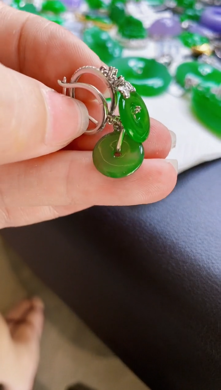 颈饰18K金镶嵌翡翠耳包