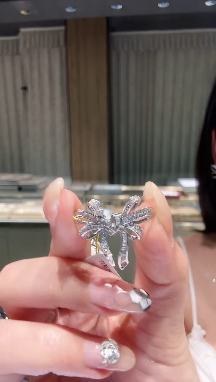 18K金镶嵌吊坠（不含链）钻石丝带蝴蝶结