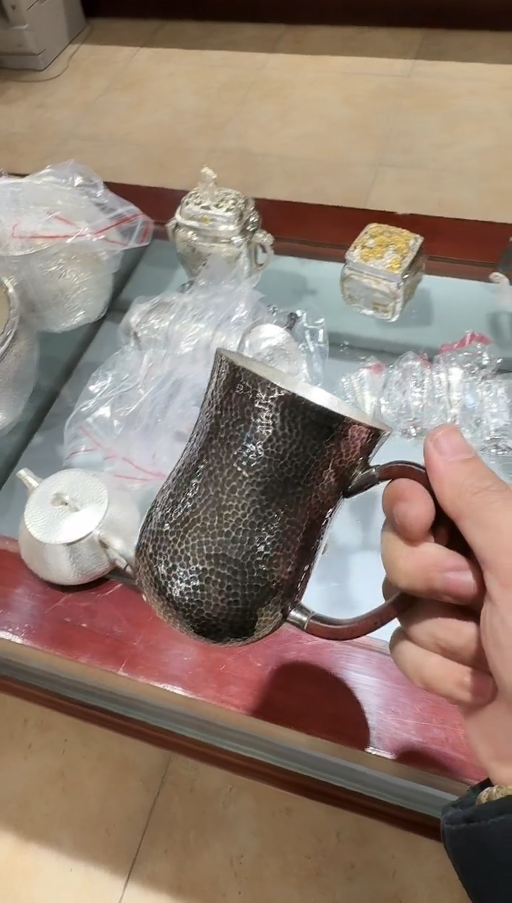 【闪购商品】足银999精工熏色锤纹马克杯