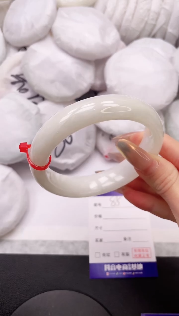 【闪购商品】和田玉手镯未镶嵌15K85-64