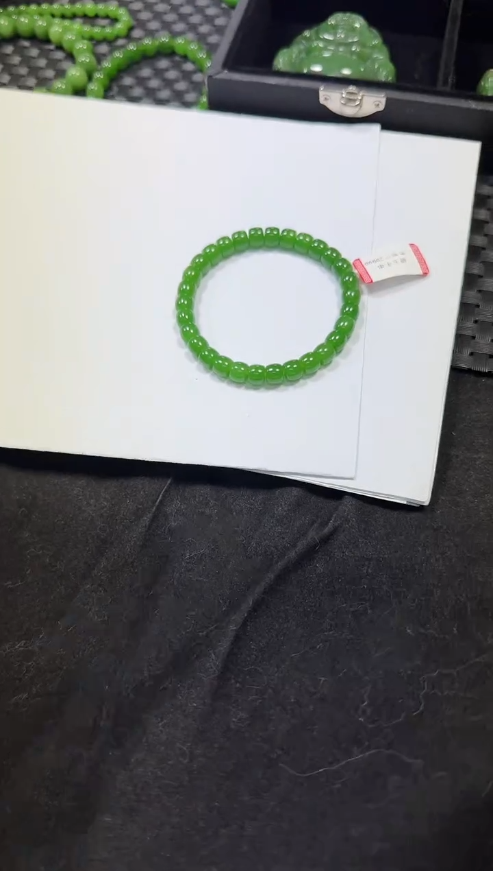 未镶嵌手串和田玉（碧玉）美*伢乌兰乌德苹果绿高色直切6*7
