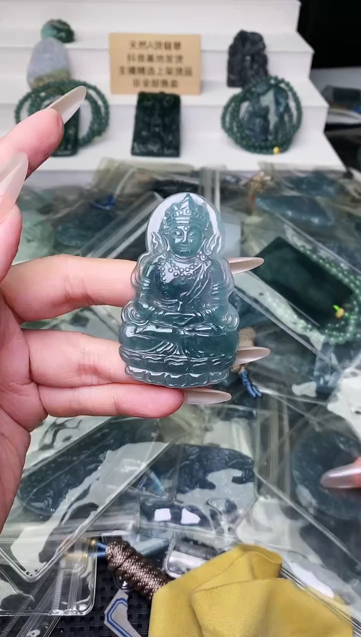 颈饰未镶嵌翡翠 