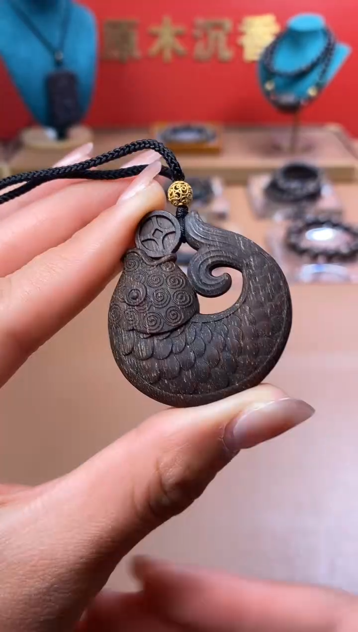 【闪购商品】沉香木手串M顺化紫棋手雕年年有鱼牌