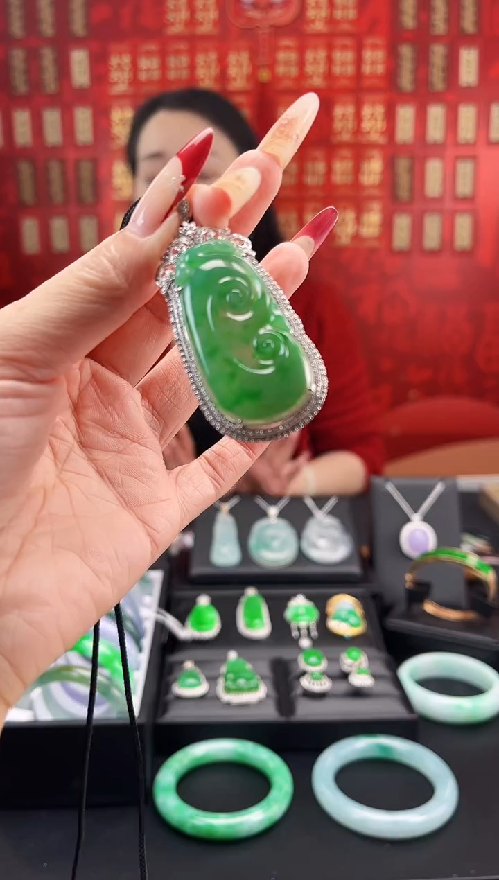 【闪购商品】翡翠颈饰18K金镶嵌吊坠