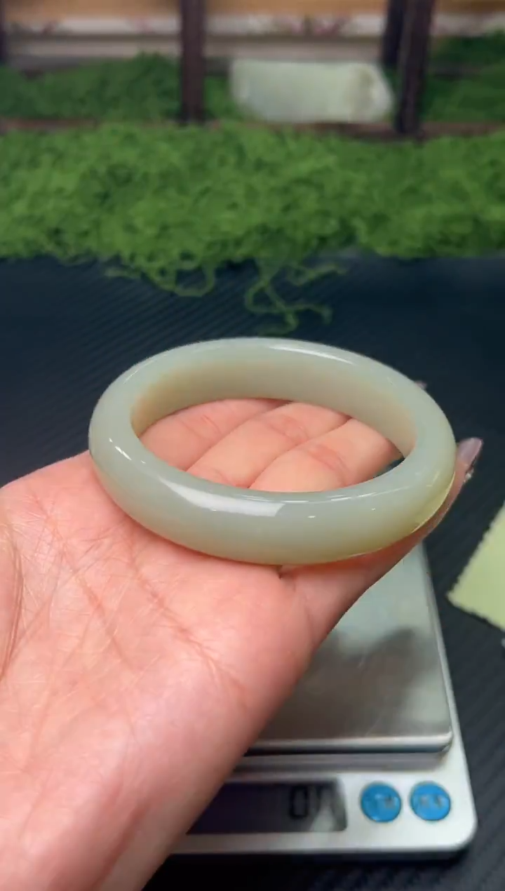 未镶嵌手镯和田玉且末微色差近矿57+（福利）