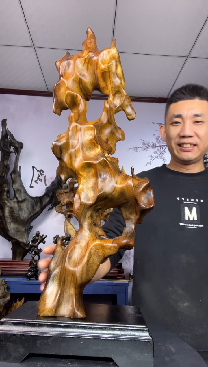 金丝楠木雕款峨****8金丝楠木工艺品摆件。