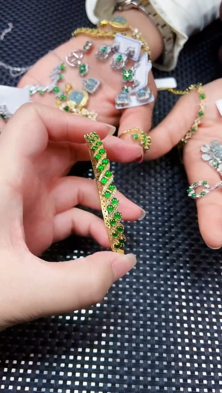 【闪购商品】翡翠手镯未镶嵌11111111