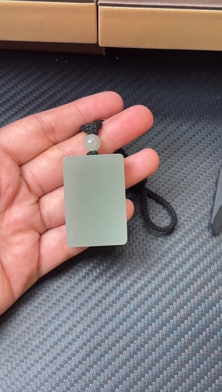 吊坠(赠链)未镶嵌和田玉且末微色差近矿吊坠