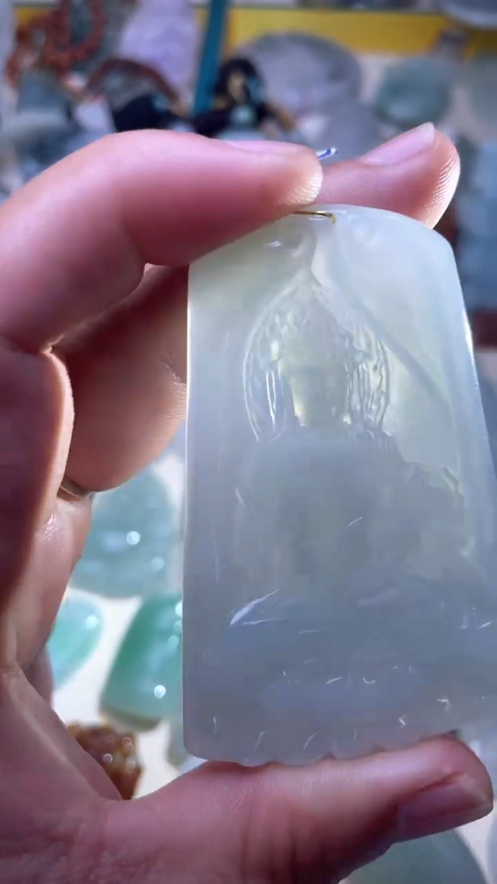 翡翠未镶嵌颈饰观音