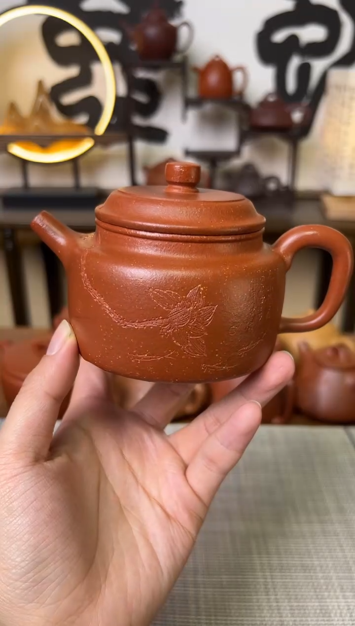 【闪购商品】段泥茶壶红降坡德钟壶荷花刻220CC微瑕