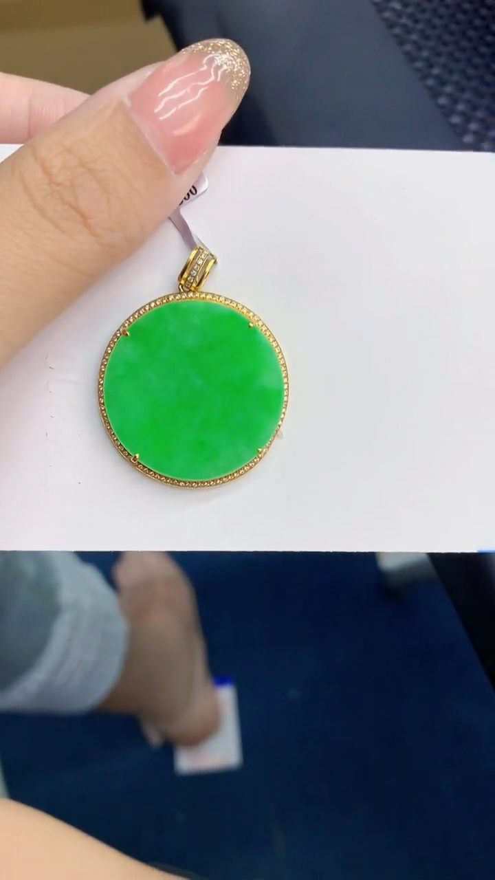 翡翠18K金镶嵌颈饰            8