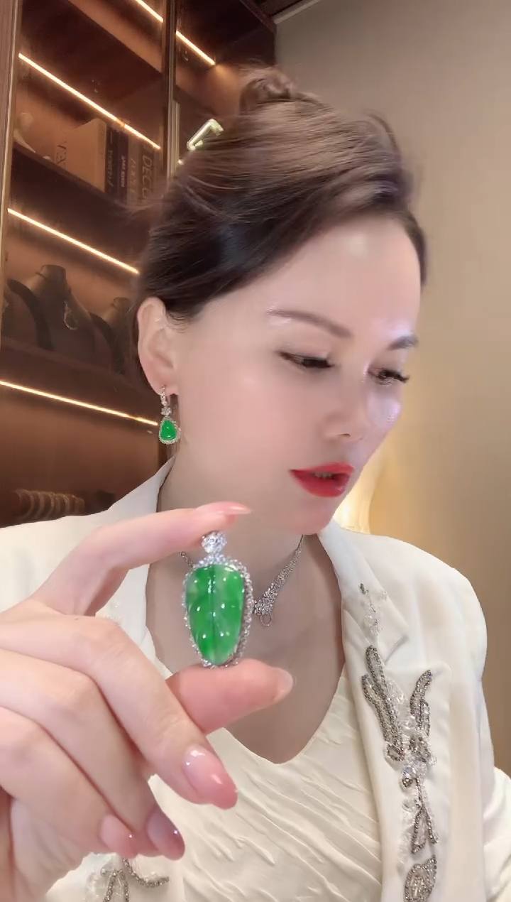 【闪购商品】翡翠吊坠(不含链)18K金镶嵌c97  