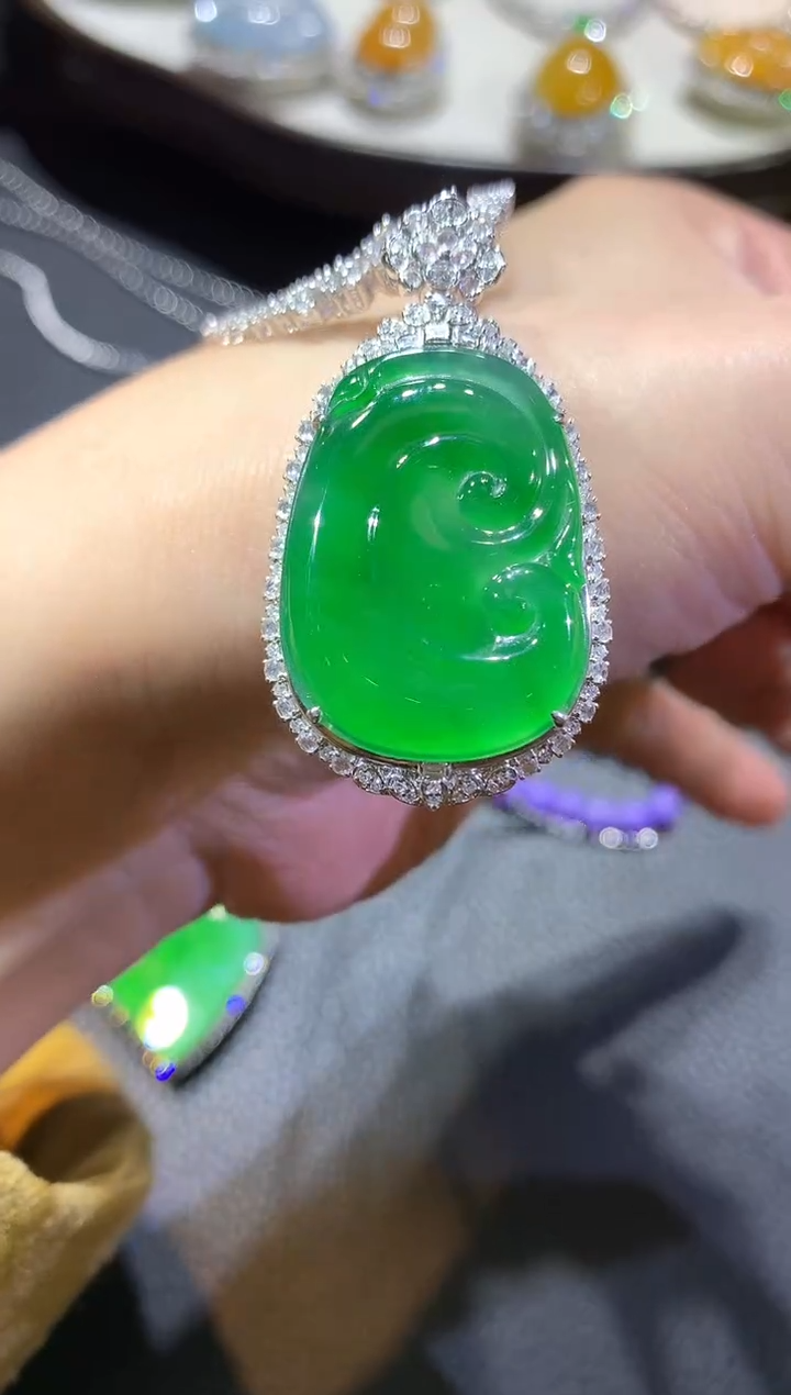 【闪购商品】翡翠吊坠(不含链)18K金镶嵌96-如意（不含链与扣头