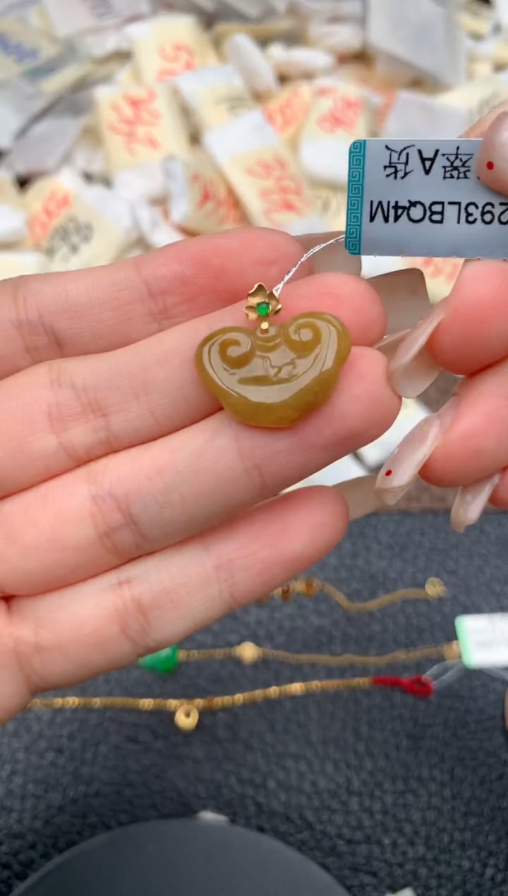 18K金镶嵌挂件翡翠一