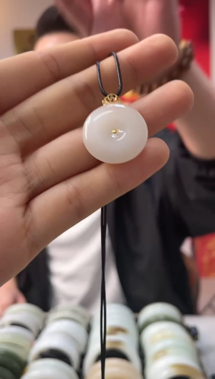 【闪购商品】和田玉颈饰18K金镶嵌平安扣发一件