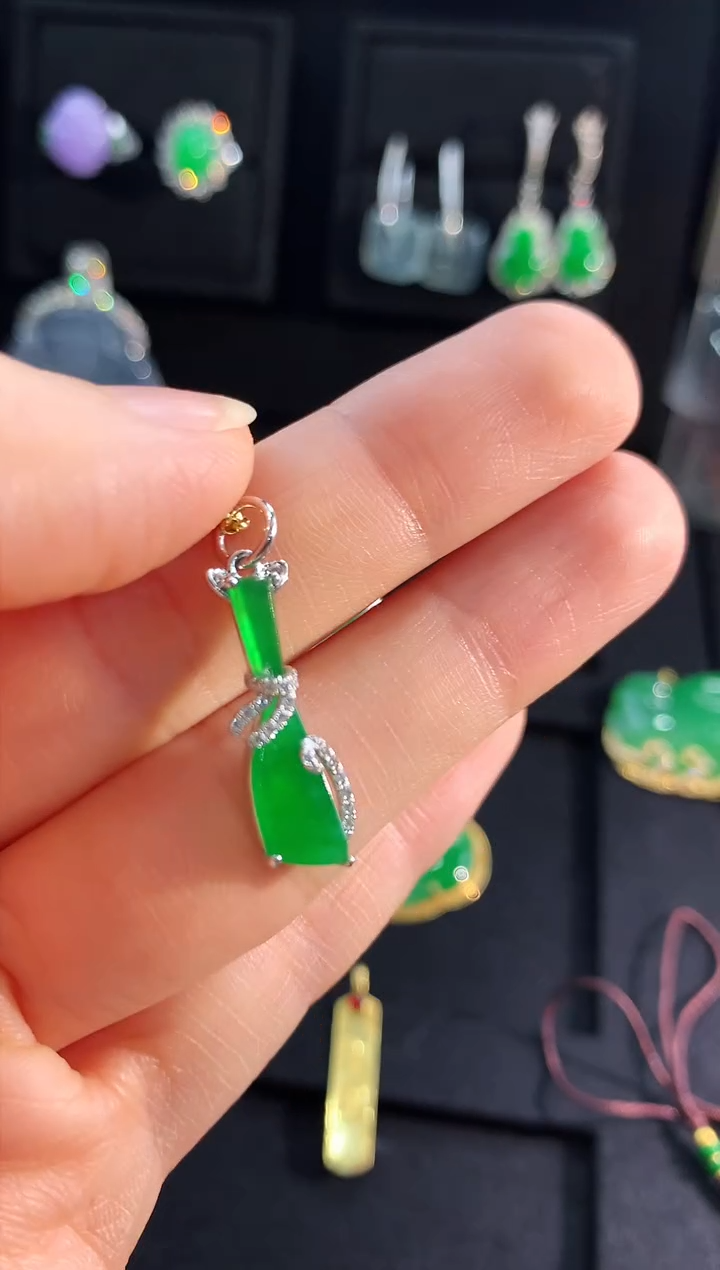 【闪购商品】翡翠吊坠(不含链)18K金镶嵌吊坠