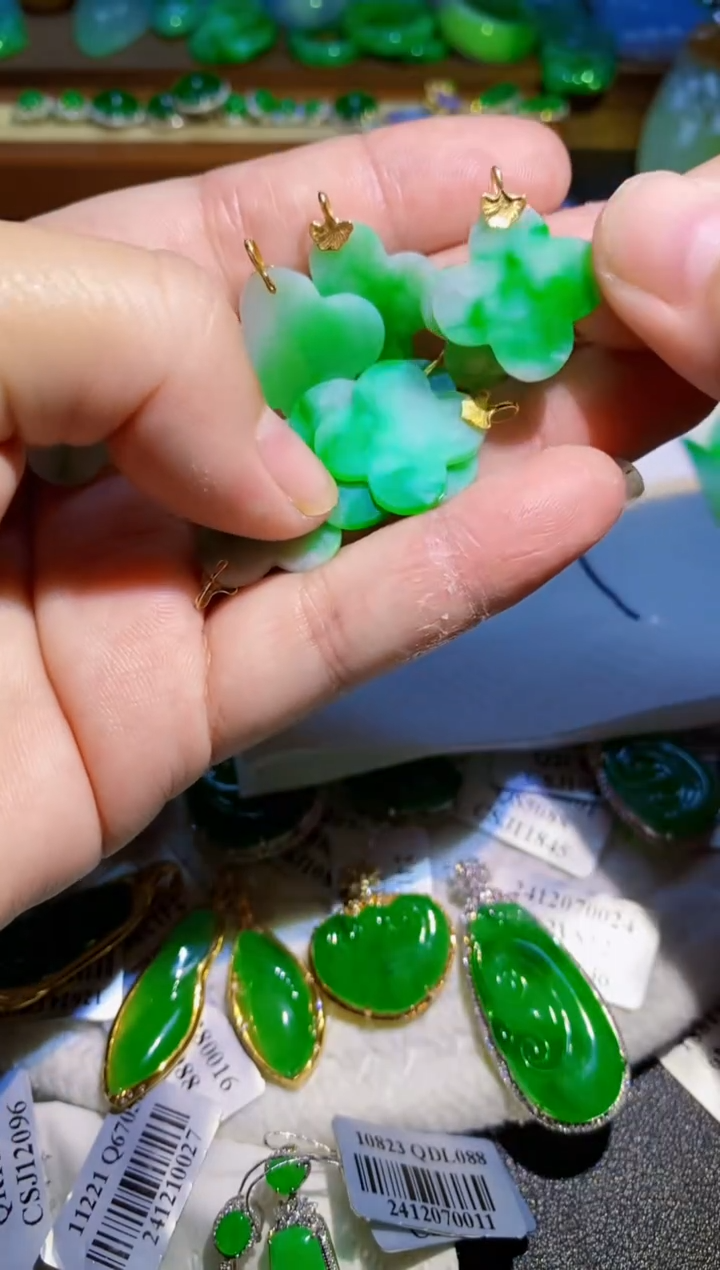 翡翠18K金镶嵌颈饰多样性发货发1