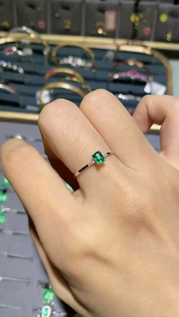 【闪购商品】祖母绿戒指18K金镶嵌戒指
