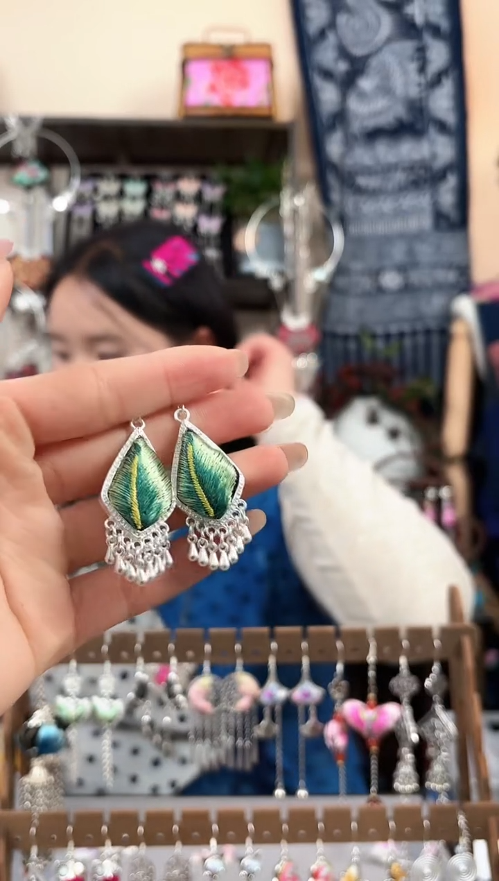 织绣民族风非遗老绣饰品244