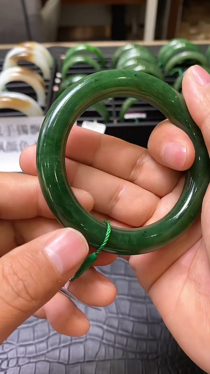 【闪购商品】和田玉碧玉手镯未镶嵌一个