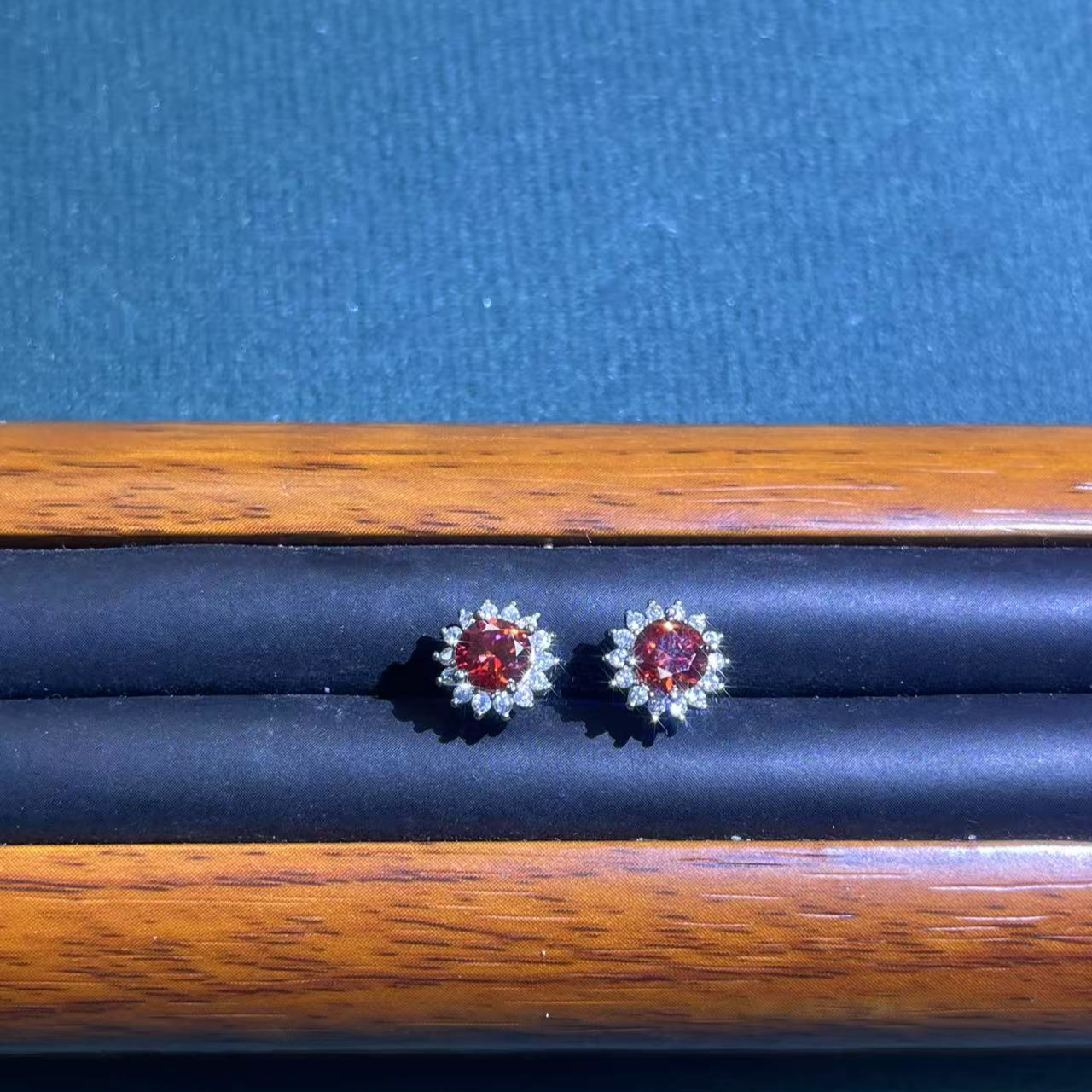 a160白色红镶太阳花耳钉多样性发货