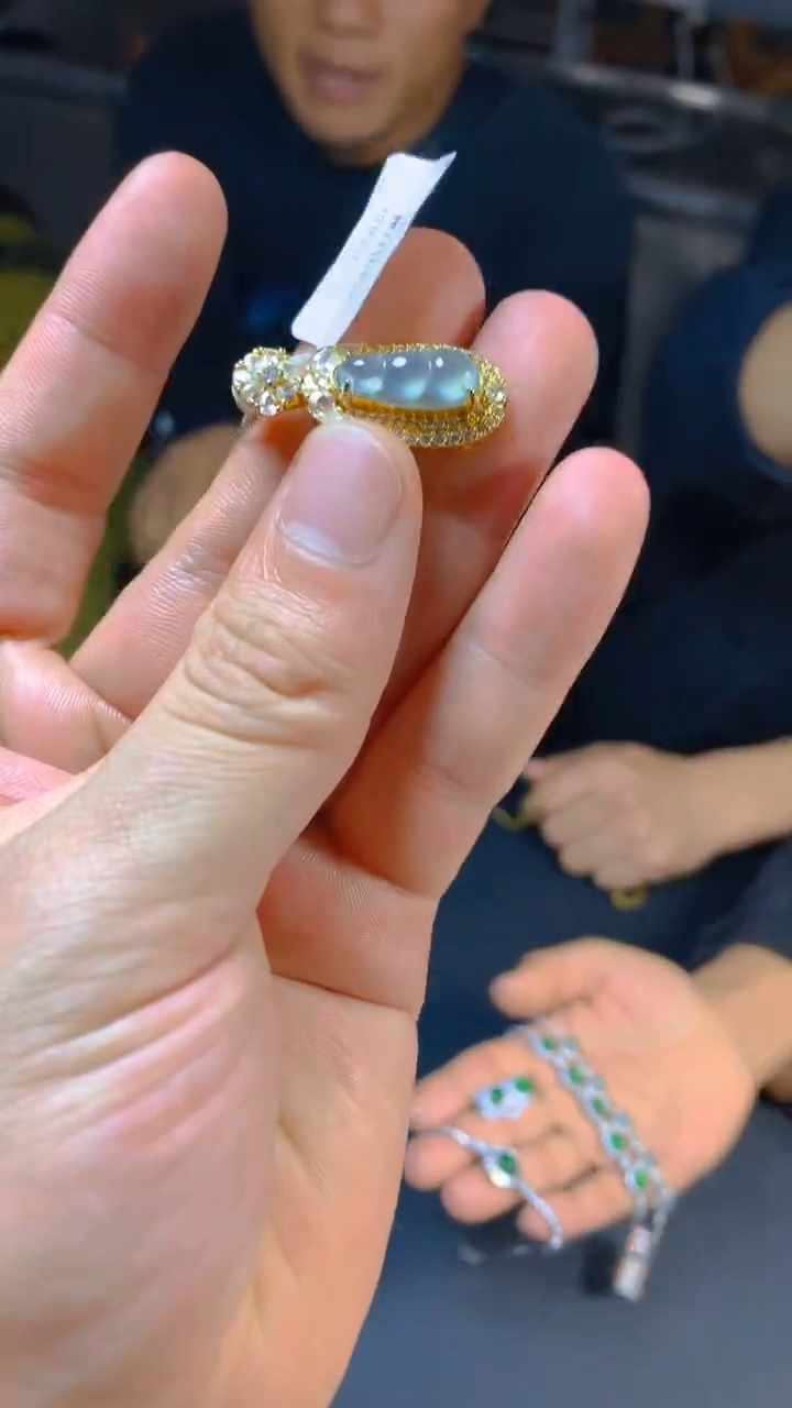 【闪购商品】翡翠吊坠(赠链)未镶嵌0917514456多样性发一