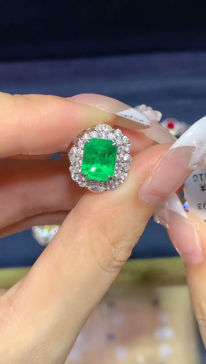 祖母绿戒指18K金镶嵌1.89CT  哥伦比亚