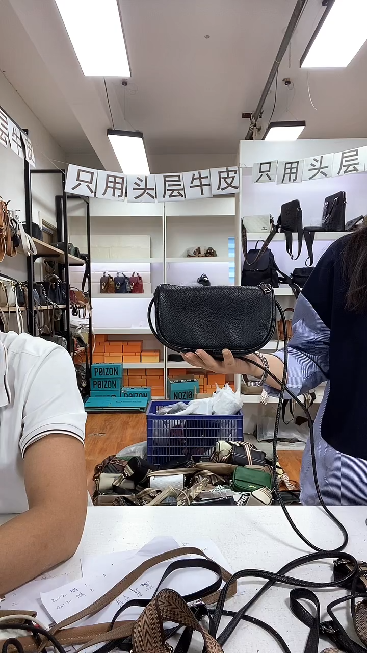 头层牛皮小饺子包黑色