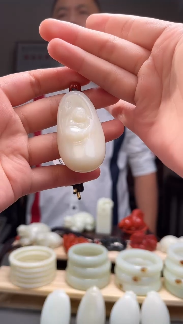 颈饰未镶嵌和田玉吊坠