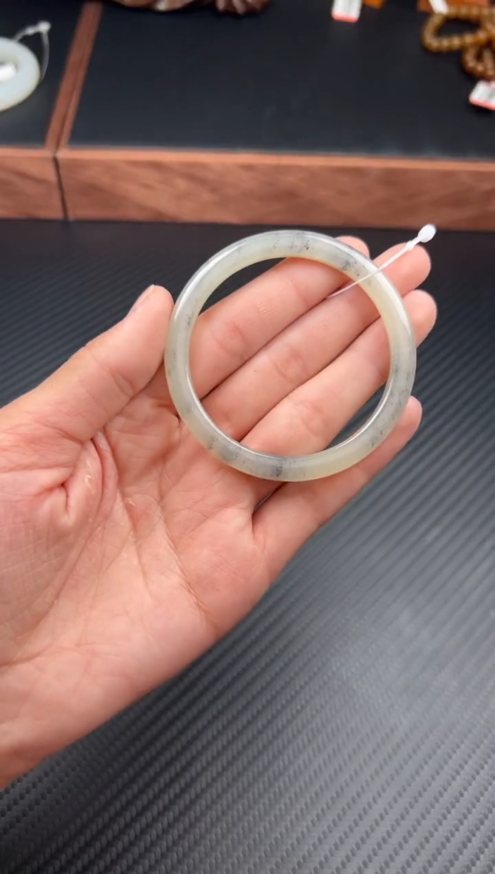 和田玉手镯未镶嵌黑山微色差54+M