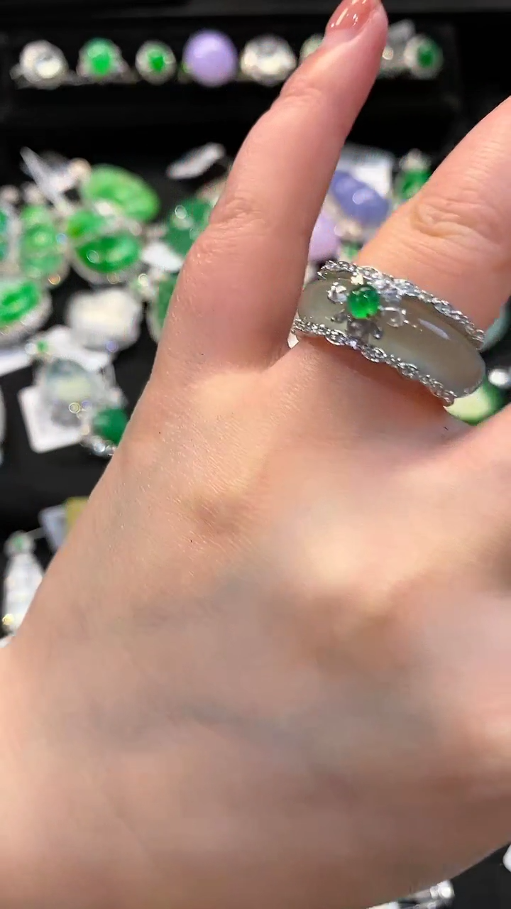 【闪购商品】翡翠吊坠(不含链)18K金镶嵌指环