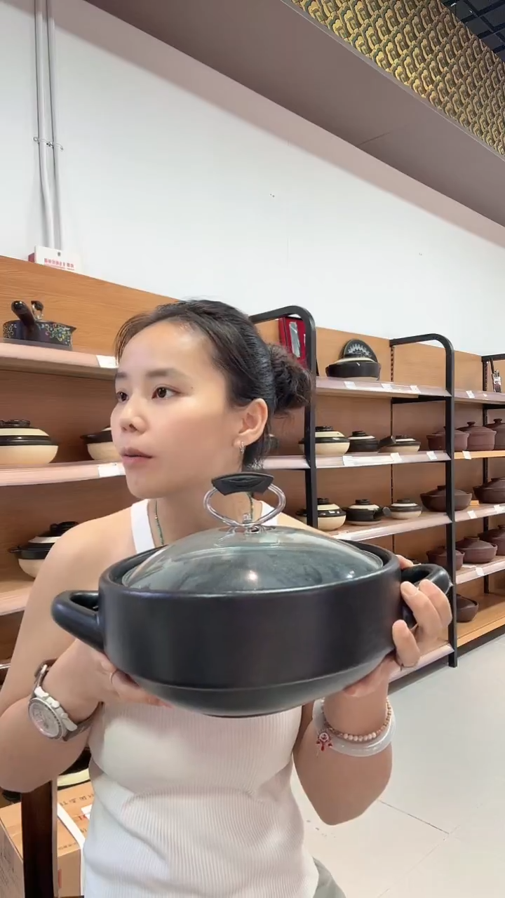 一个3.2升的砂锅的东西一个3.2升的砂锅的东西