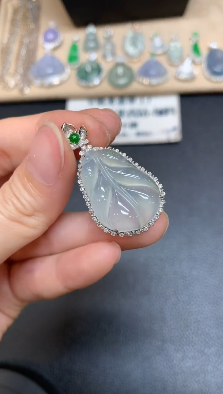 【闪购商品】翡翠颈饰18K金镶嵌芭蕉叶【无服务费