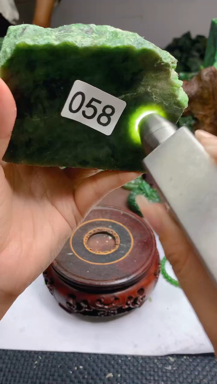 和田玉（碧玉）未镶嵌珠宝半成品1