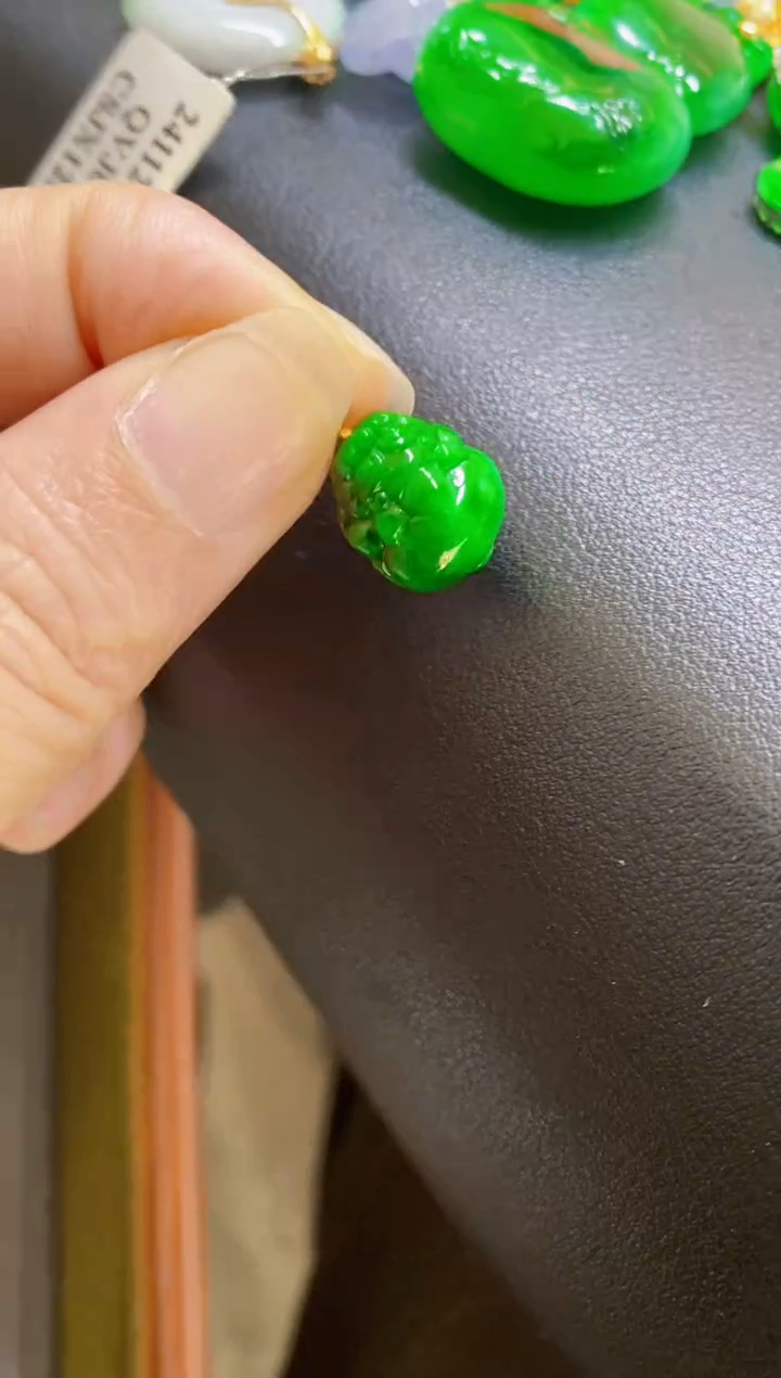 颈饰18K金镶嵌翡翠貔貅