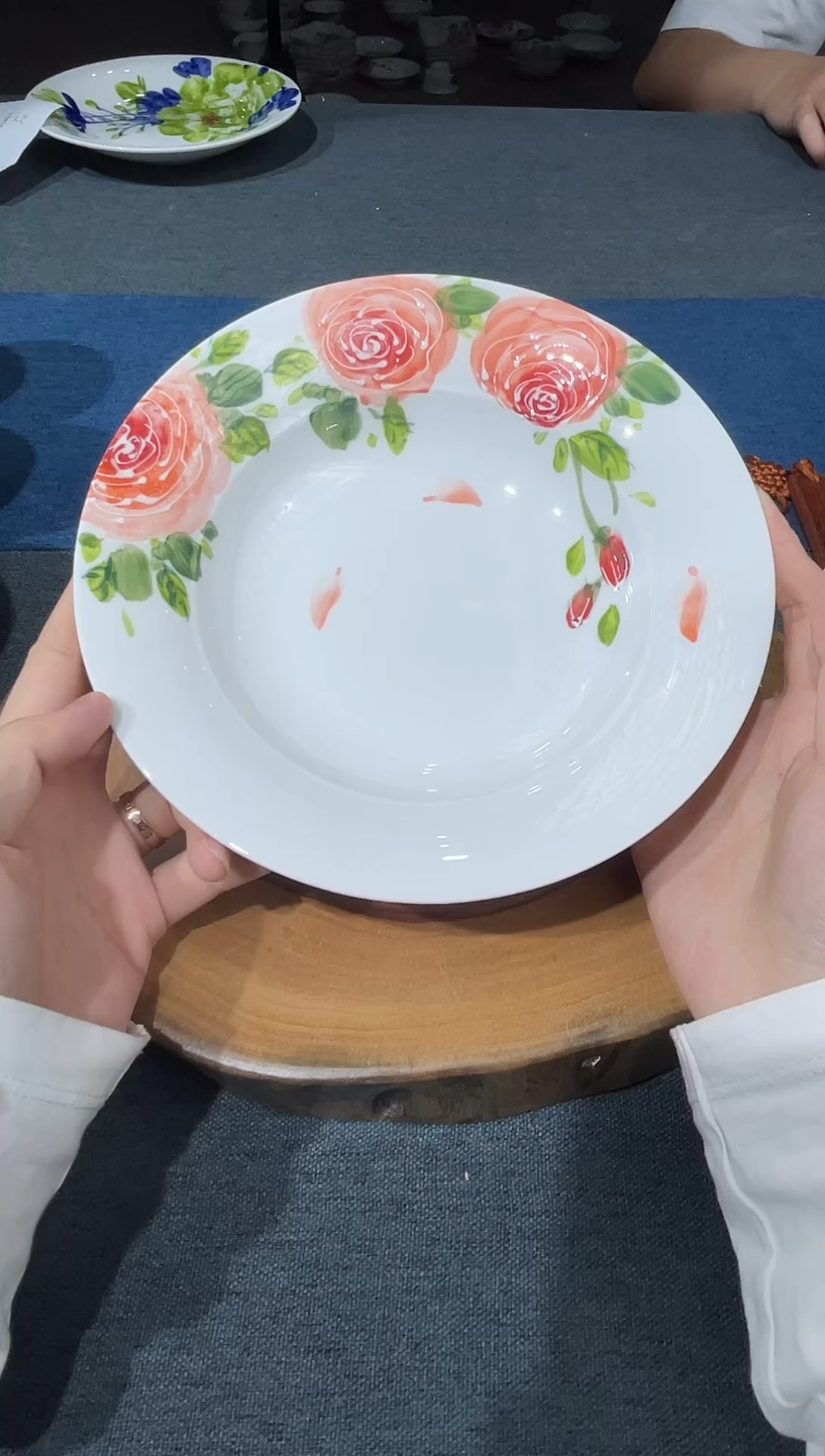 盘景德镇釉下彩粉玫瑰草帽盘