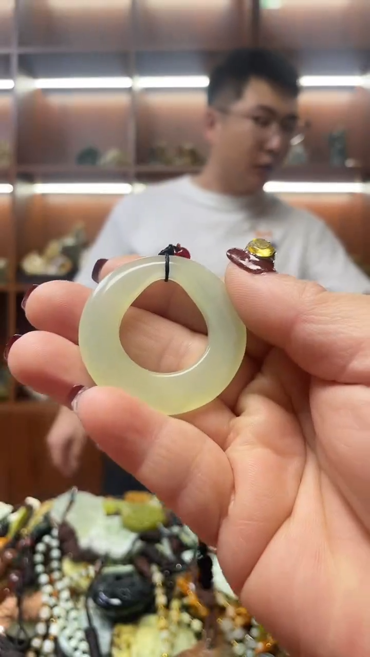 未镶嵌蛇纹石玉吊坠      