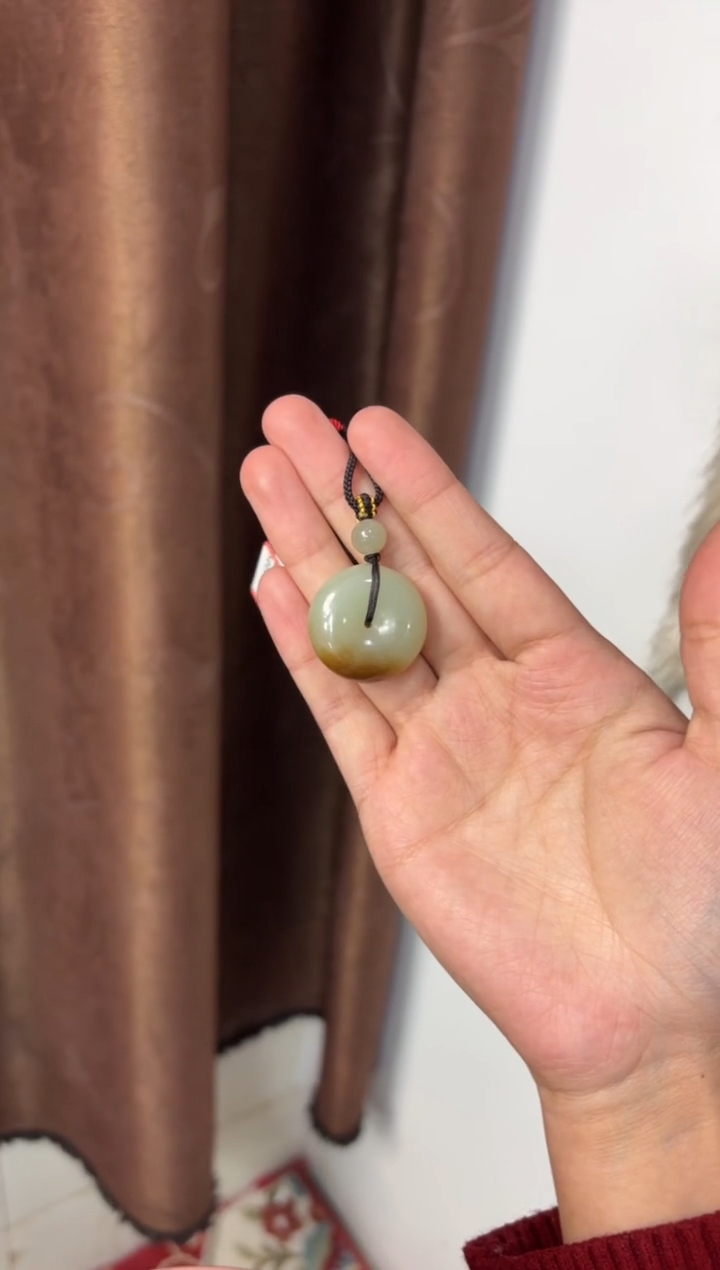 【闪购商品】和田玉吊坠(赠链)未镶嵌且末微色差近矿吊坠