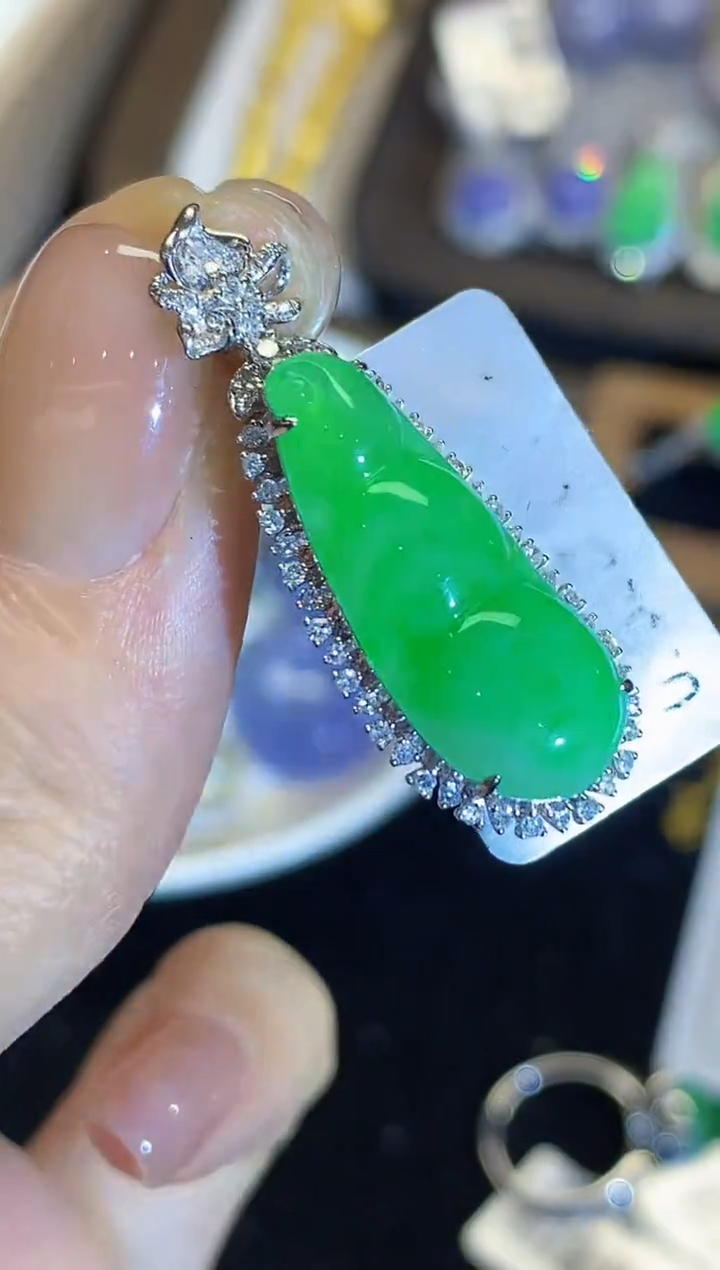 吊坠(不含链)18K金镶嵌翡翠多样性发其一