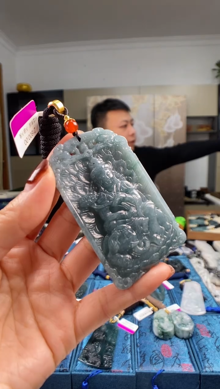 颈饰未镶嵌翡翠  多样性发其一