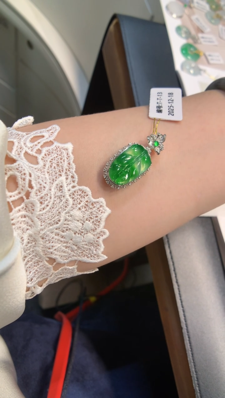 颈饰18K金镶嵌翡翠叶子