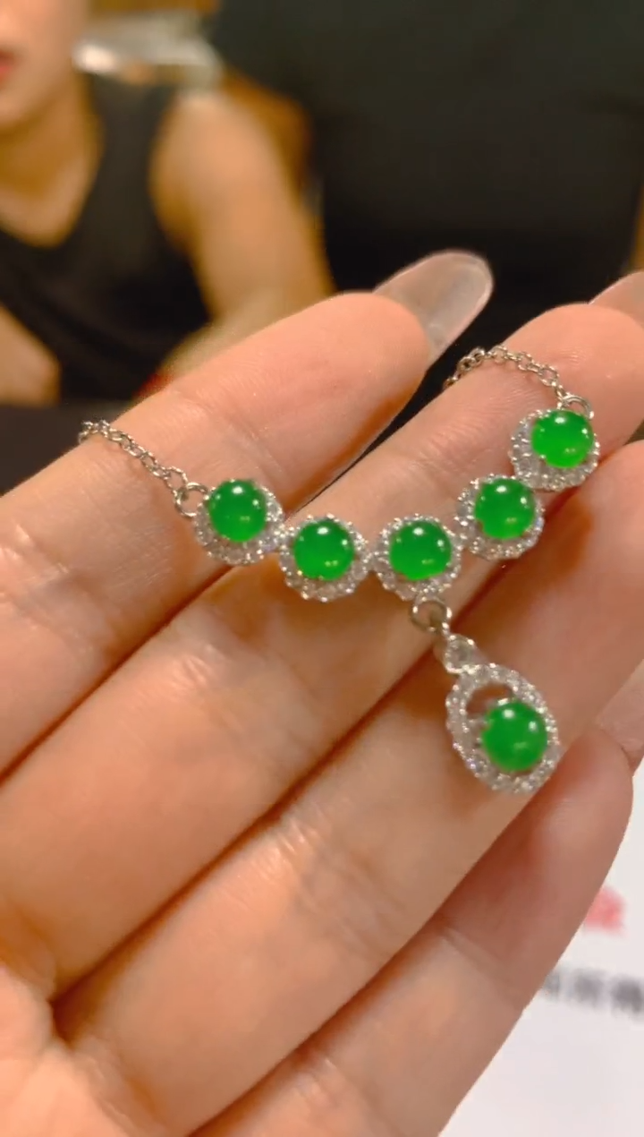 翡翠未镶嵌颈饰多样性发一