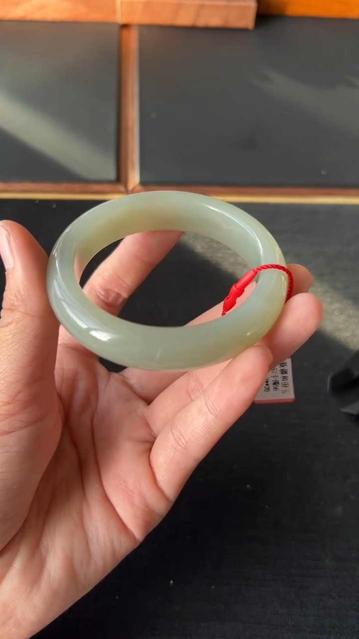 【闪购商品】和田玉手镯未镶嵌且末微色差近矿56