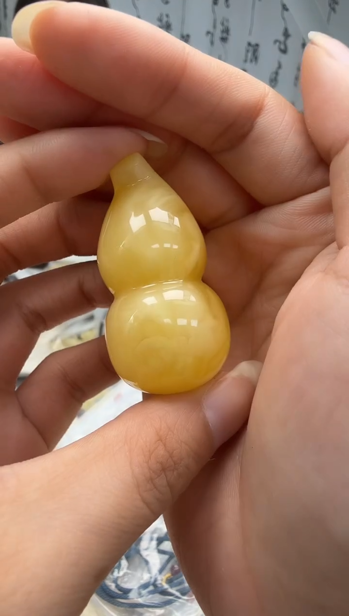 未镶嵌琥珀裸石如图