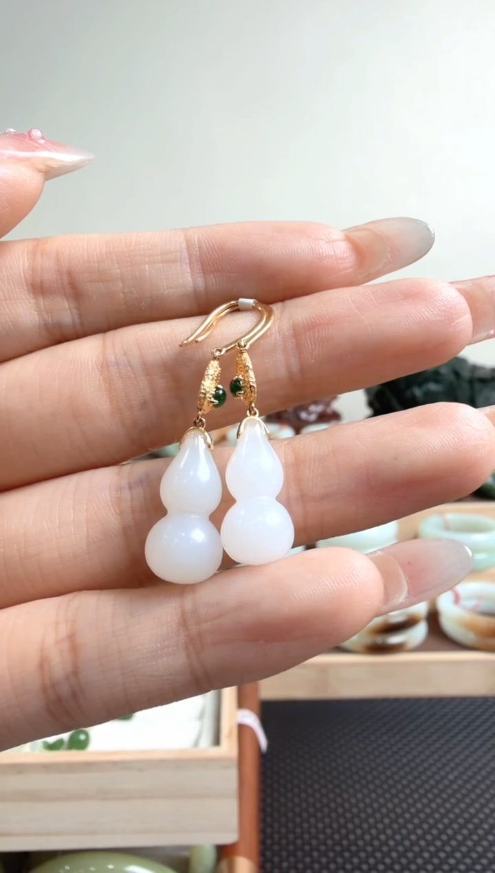 颈饰18K金镶嵌和田玉耳饰一对