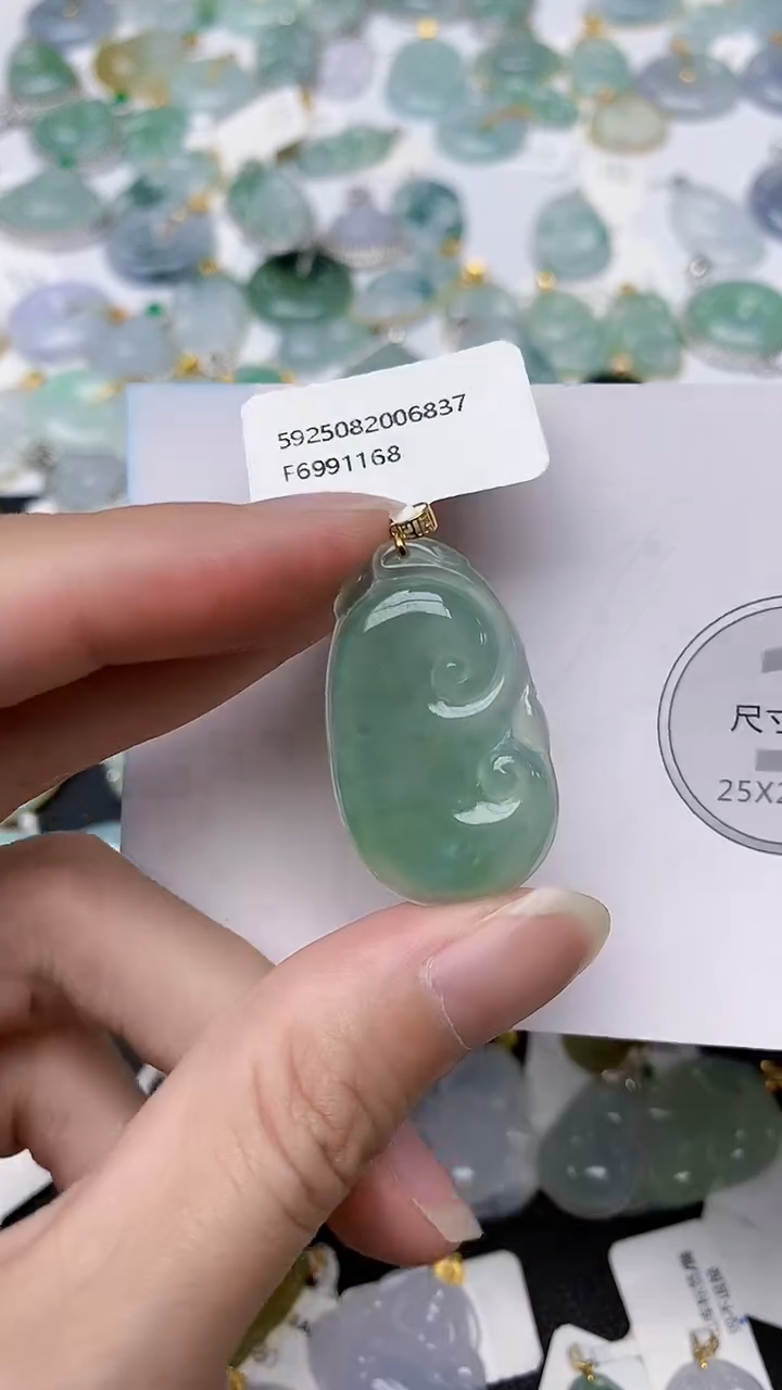 颈饰18K金镶嵌翡翠天然A货翡翠