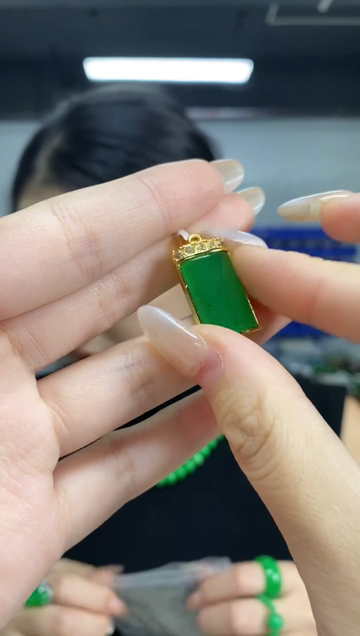 颈饰未镶嵌翡翠多样性发其一颜色微差