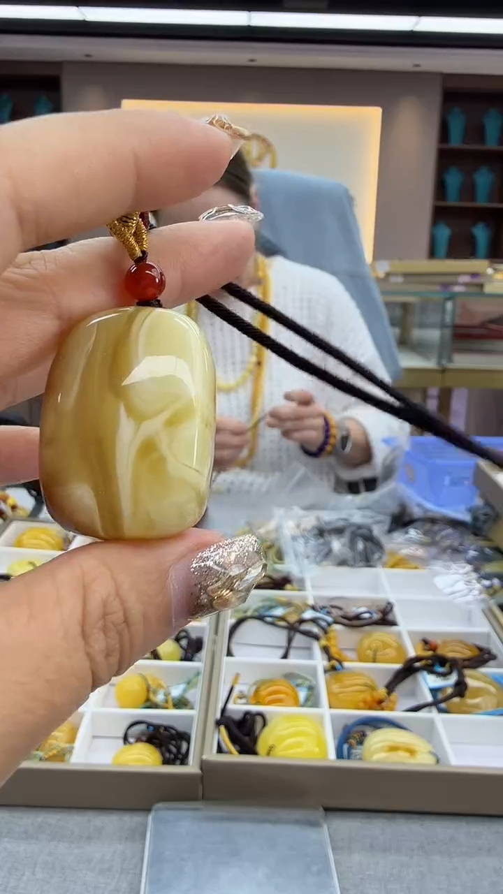 琥珀颈饰未镶嵌197秒拍号 假一罚三 