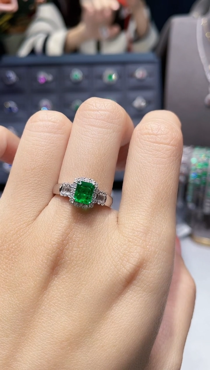 【闪购商品】祖母绿戒指18K金镶嵌0.98克拉