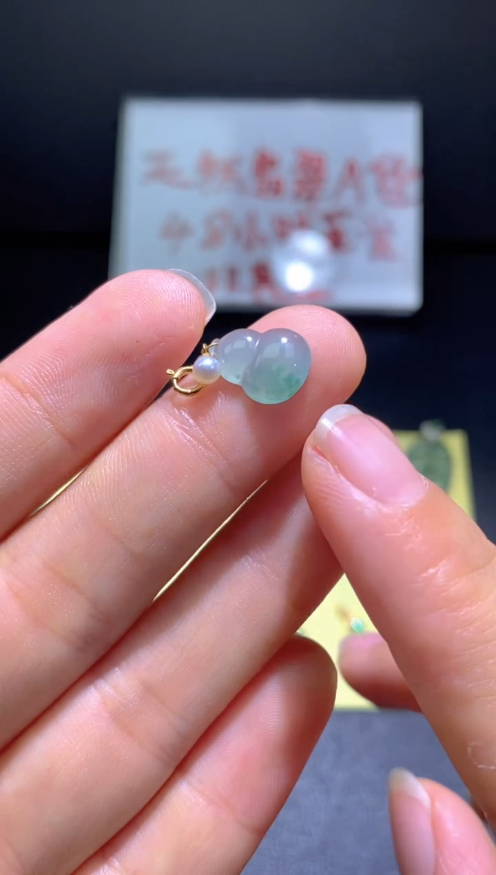 翡翠18K金镶嵌颈饰翡翠吊坠